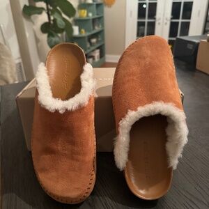 BRAND NEW! "Jenni Kayne" sz 41 Shearling lined moc clog in SADDLE